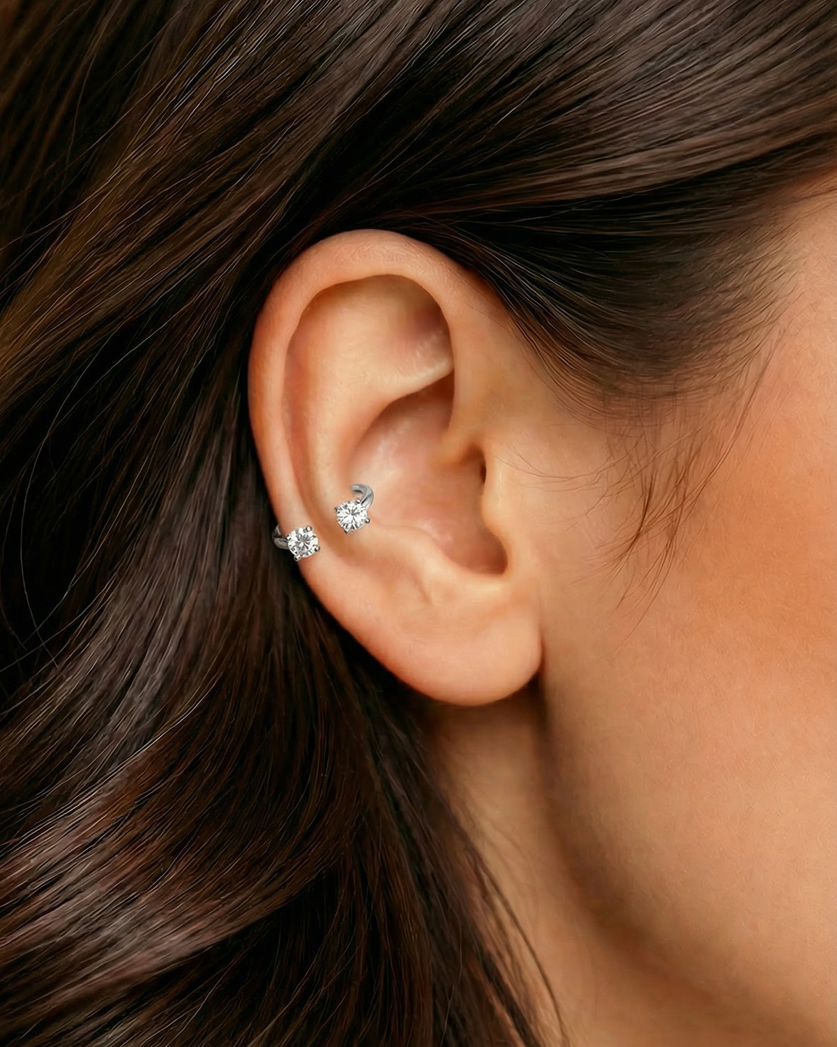 Gümüş renkli 8 mm çift tektaş yarım halka piercingin helix ve kıkırdakta duruşu.