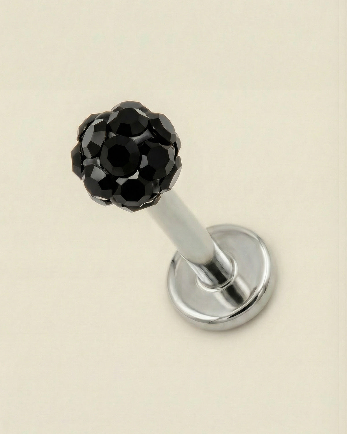 Gümüş renkli siyah toplu 316L cerrahi çelik 8 mm toplu flatback tragus piercing tasarımı.