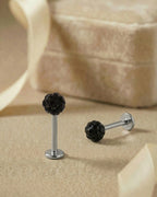 Minimalist tasarımlı gümüş renkli siyah toplu cerrahi çelik piercing koleksiyonu.