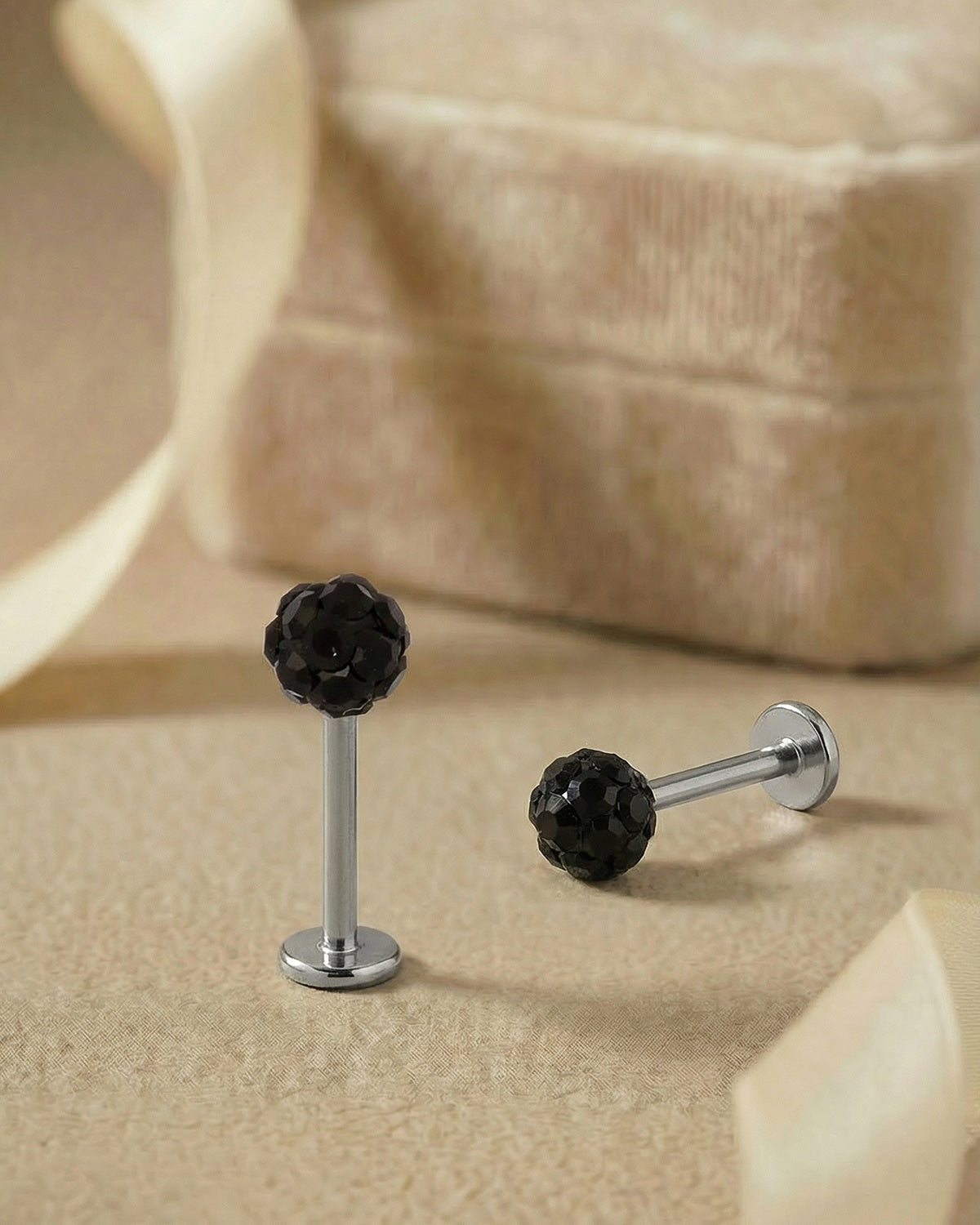 Minimalist tasarımlı gümüş renkli siyah toplu cerrahi çelik piercing koleksiyonu.