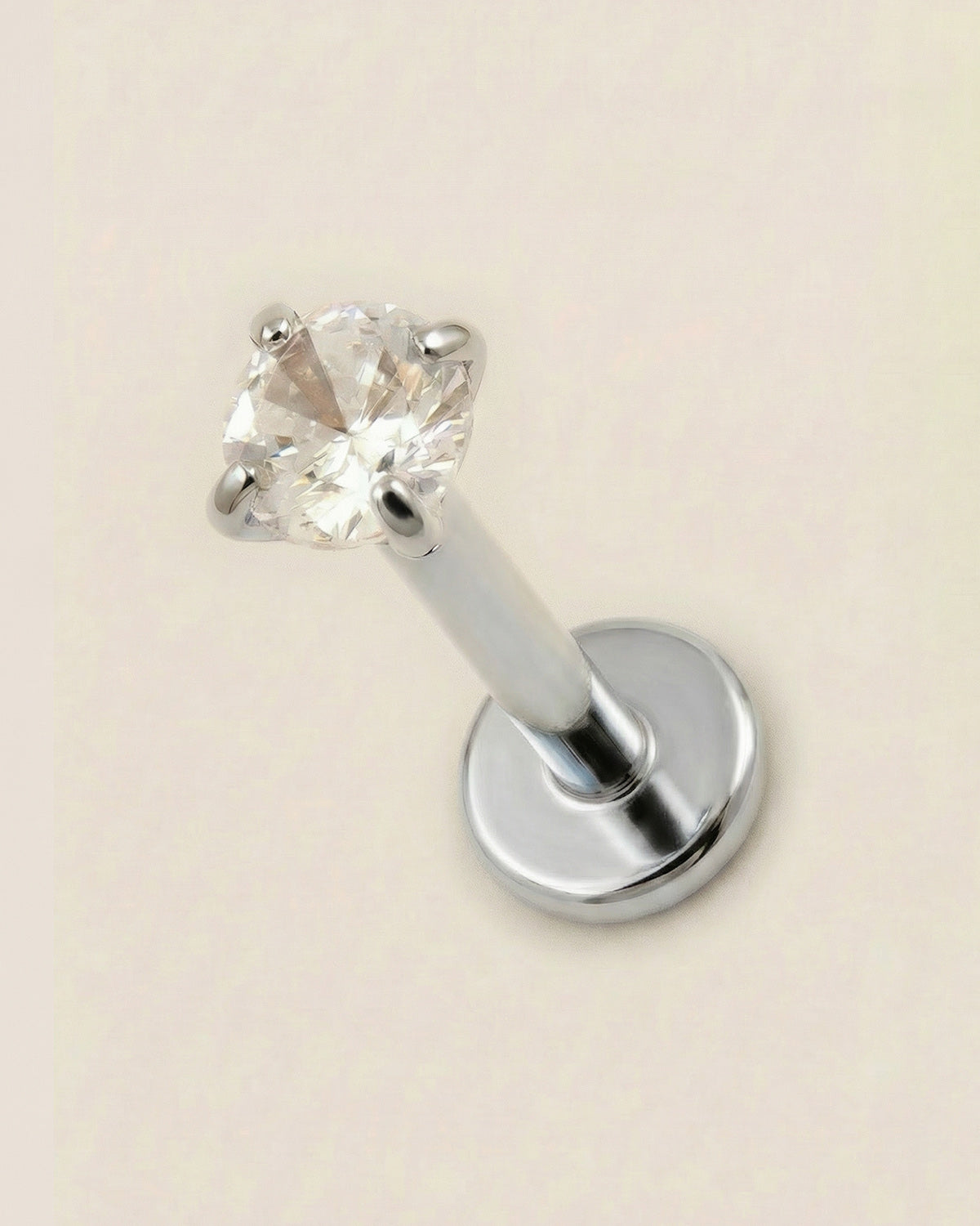 Gümüş renkli 316L cerrahi çelik 8 mm tektaş flatback tragus piercing tasarımı.