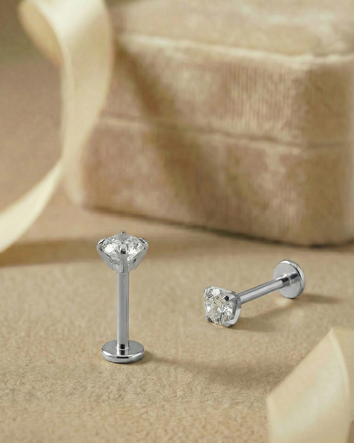 Işıltılı tektaş detaylı gümüş renkli cerrahi çelik piercing koleksiyonu.