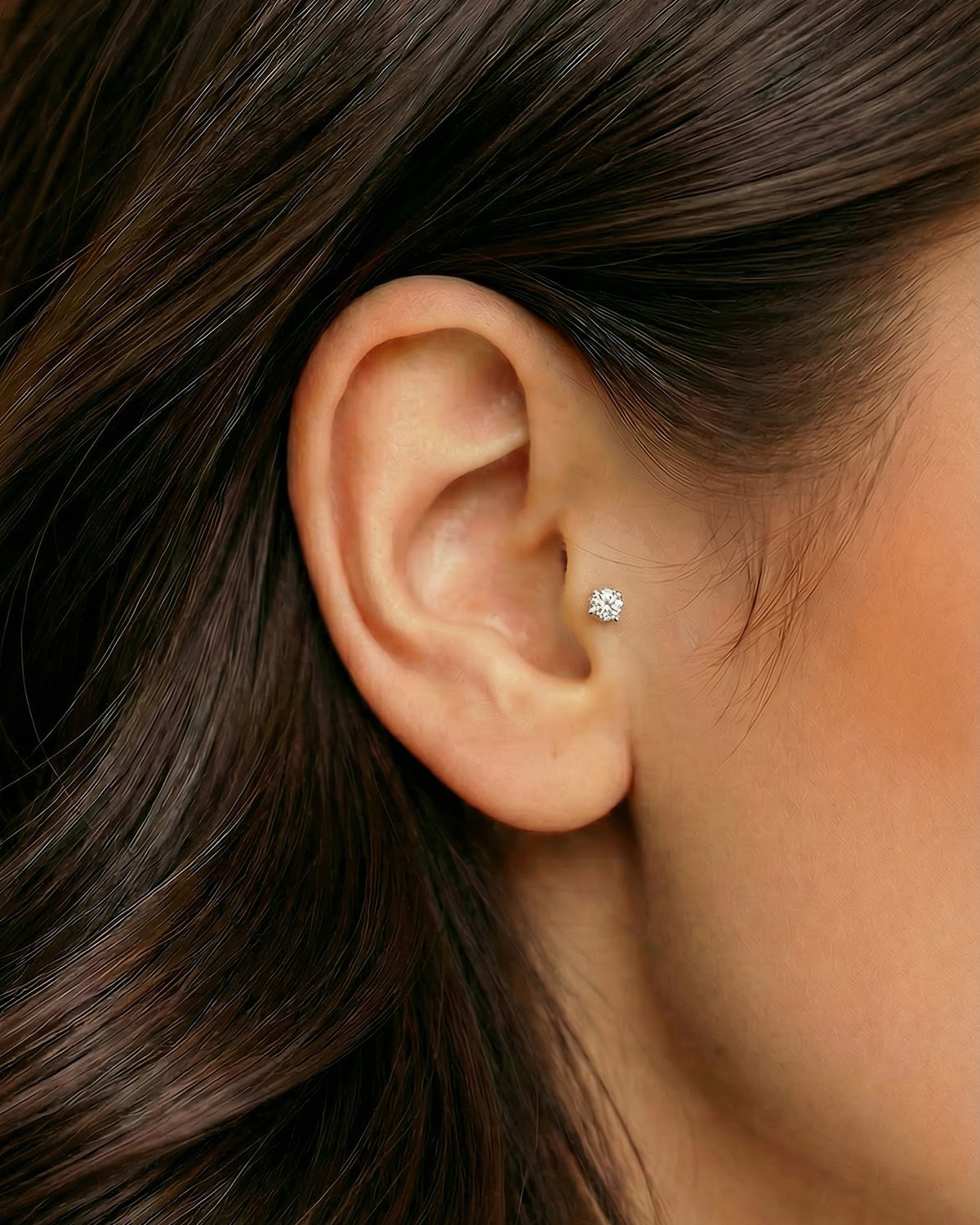 Gümüş renkli 8 mm toplu flatback piercingin tragus ve kıkırdakta duruşu.