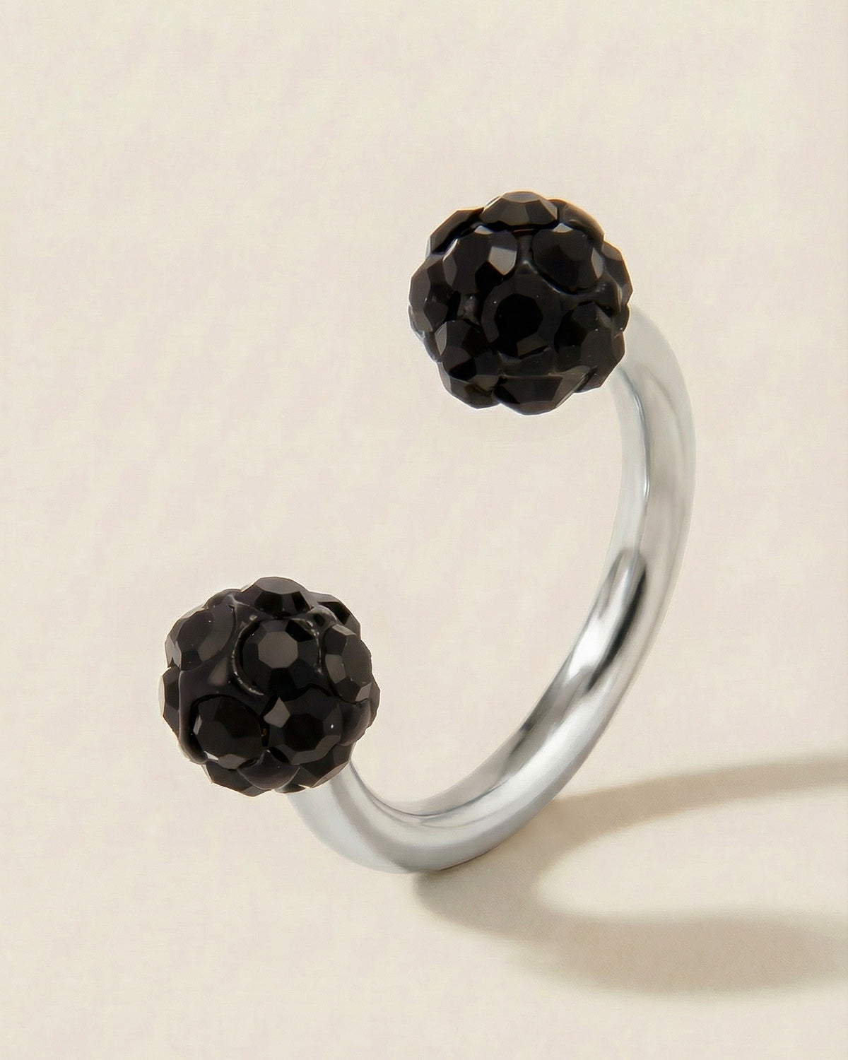 Gümüş renkli siyah toplu 316L cerrahi çelik 8 mm zirkon taşlı yarım halka piercing tasarımı.