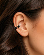 Gümüş renkli siyah toplu 8 mm zirkon taşlı yarım halka piercingin helix ve kıkırdakta duruşu.