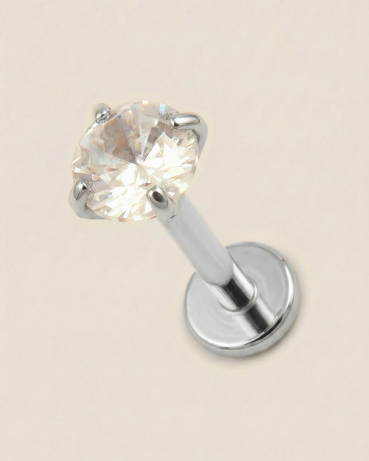 Gümüş renkli 316L cerrahi çelik 8 mm zirkon taşlı flatback tragus piercing tasarımı.