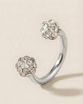 Gümüş renkli 316L cerrahi çelik 8 mm zirkon taşlı yarım halka piercing tasarımı.
