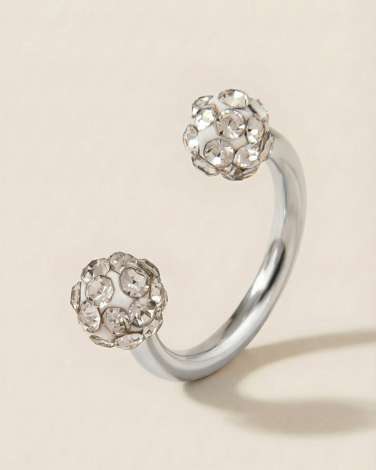 Gümüş renkli 316L cerrahi çelik 8 mm zirkon taşlı yarım halka piercing tasarımı.