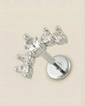 Gümüş renkli 316L cerrahi çelik beştaşlı kavisli flatback piercing tasarımı.