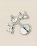 Gümüş renkli 316L cerrahi çelik beştaşlı kavisli flatback piercing tasarımı.