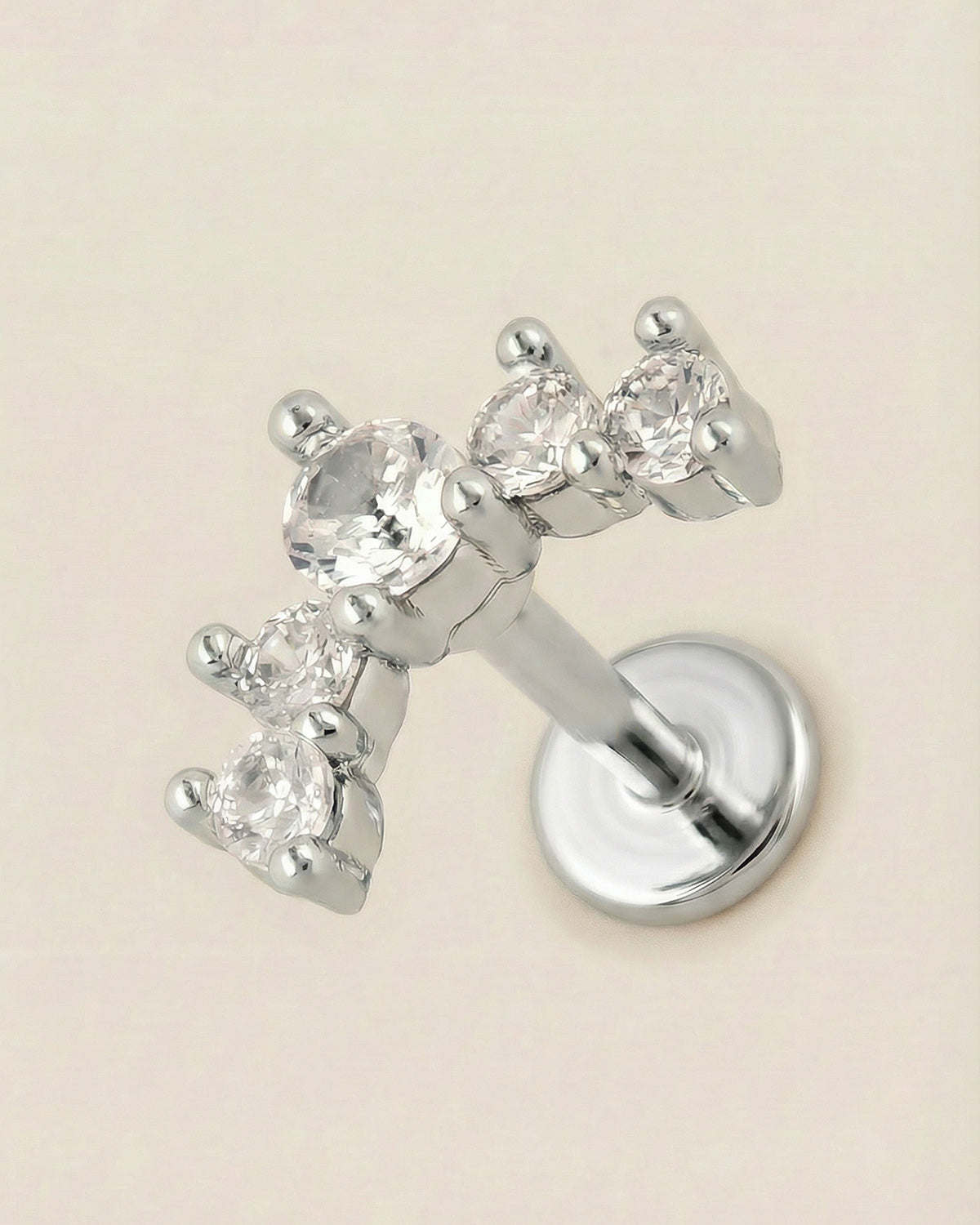 Gümüş renkli 316L cerrahi çelik beştaşlı kavisli flatback piercing tasarımı.