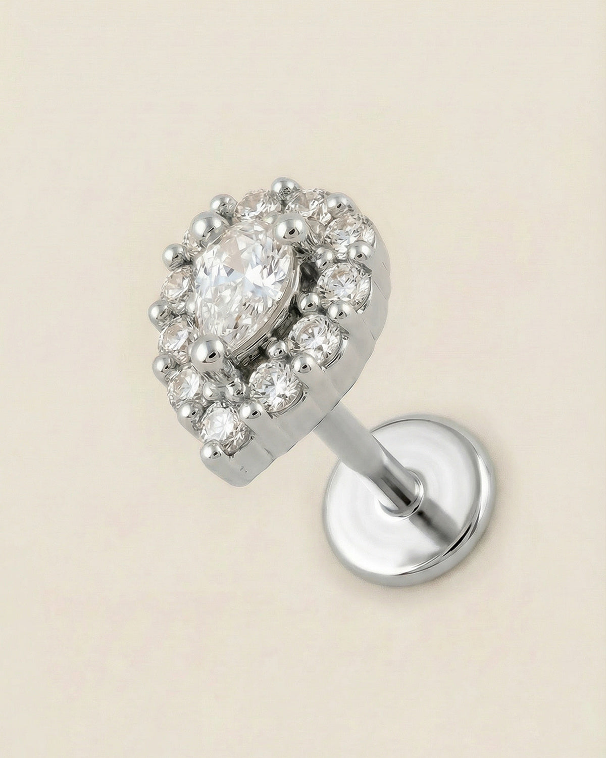 Gümüş renkli 316L cerrahi çelik damla kesim zirkon taşlı flatback piercing tasarımı.