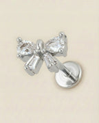 Gümüş renkli 316L cerrahi çelik damla zirkon taşlı kurdele flatback piercing.