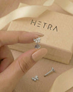 Damla zirkon taşlı kurdele gümüş renkli flatback piercingin elde boyutu.