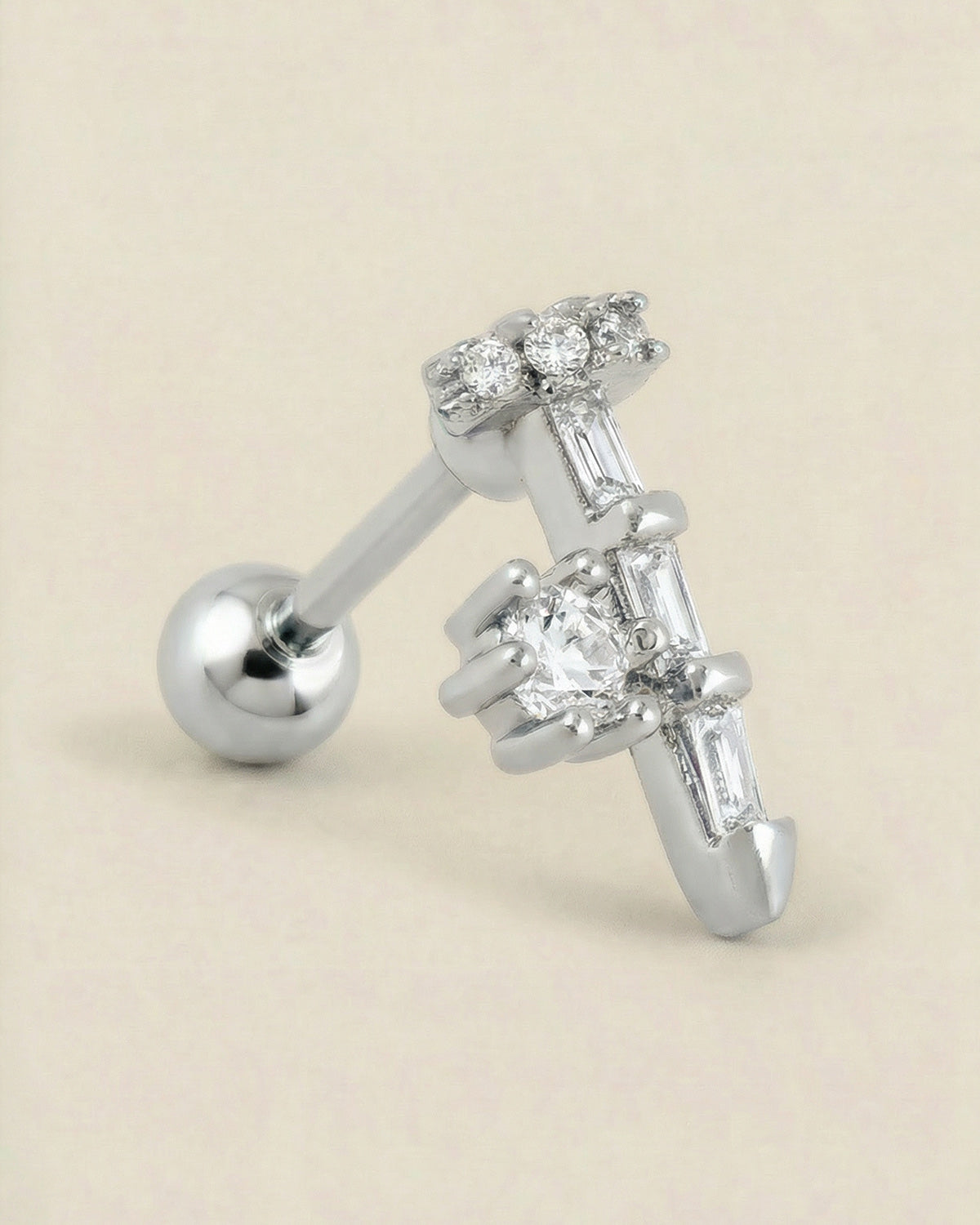Gümüş renkli 316L cerrahi çelik dikdörtgen ve yuvarlak zirkon taşlı tragus piercing tasarımı.