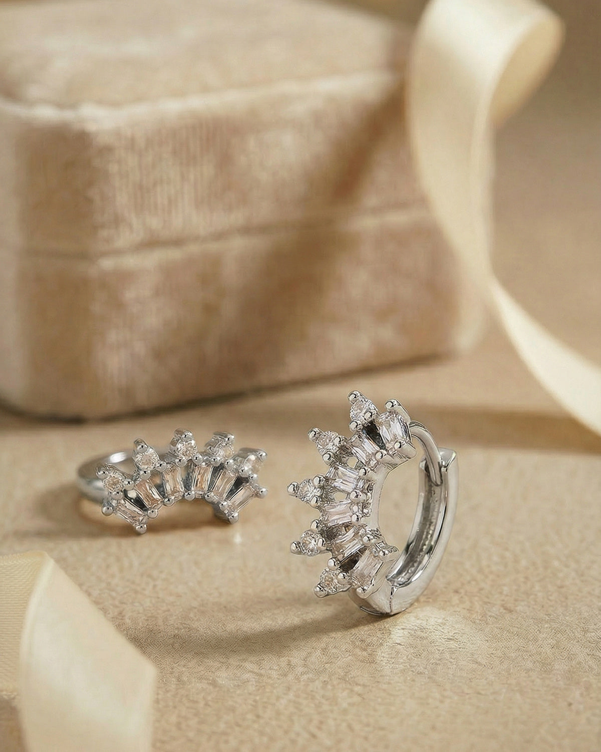 İhtişamlı dev taç görünümlü gümüş renkli piercing.