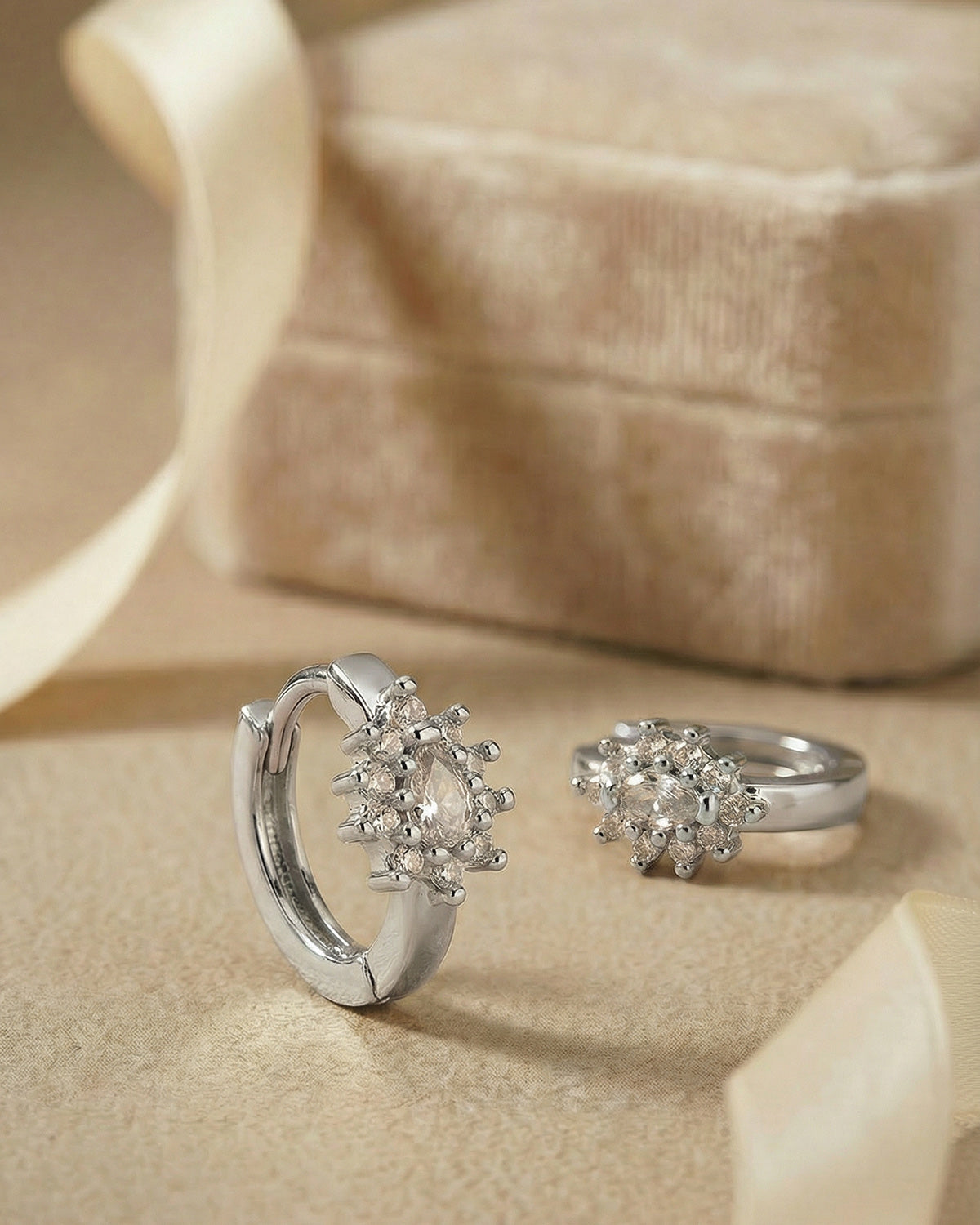 Etrafı taş çevrili oval formlu gümüş çelik piercing.