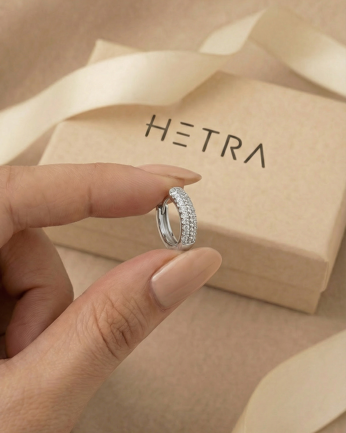 İki sıra zirkon ve topçuk detaylı gümüş halka piercingin boyutu.