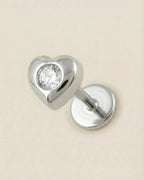 Gümüş renkli 316L cerrahi çelik kalın çerçeveli kalp zirkon taşlı flatback piercing.