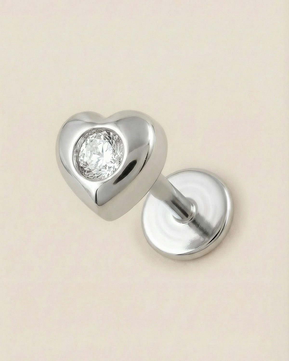 Gümüş renkli 316L cerrahi çelik kalın çerçeveli kalp zirkon taşlı flatback piercing.