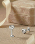 Modern çerçeve detaylı kalp figürlü gümüş renkli cerrahi çelik piercing.