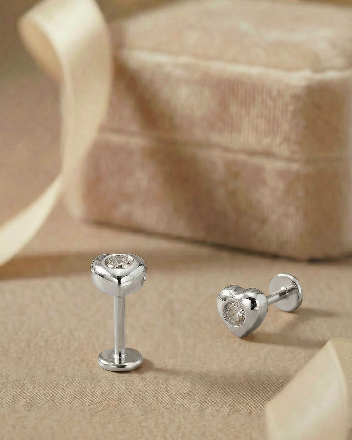Modern çerçeve detaylı kalp figürlü gümüş renkli cerrahi çelik piercing.