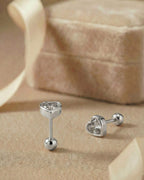 Çerçeve detaylı ışıltılı kalp gümüş renkli cerrahi çelik piercing koleksiyonu.