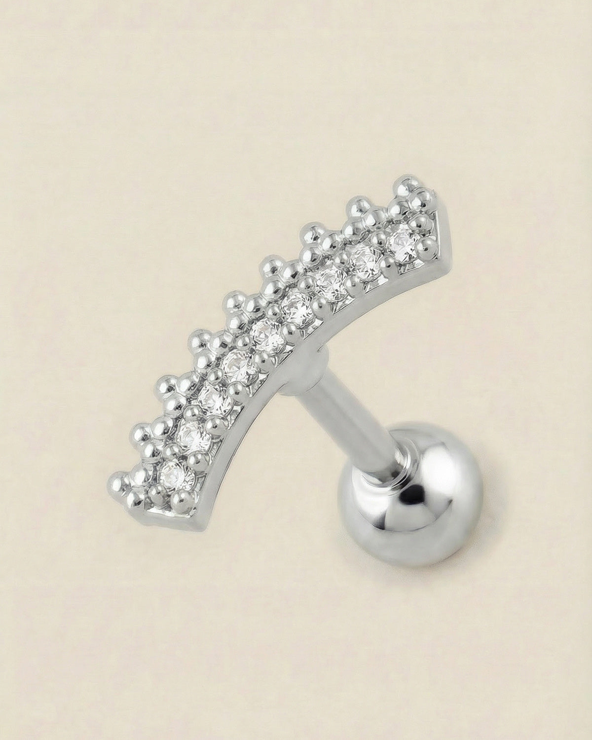 Gümüş renkli 316L cerrahi çelik kavisli zirkon taşlı tragus piercing tasarımı.