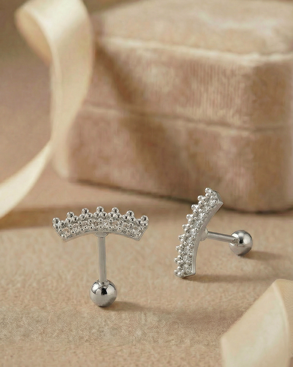 Kulak anatomisine uyumlu kavisli gümüş renkli cerrahi çelik piercing koleksiyonu.