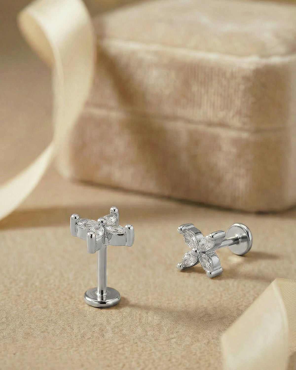 Şık markiz kesim detaylı çiçek formlu gümüş renkli cerrahi çelik piercing.