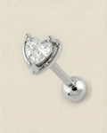 Gümüş renkli 316L cerrahi çelik minimal kalp zirkon taşlı tragus piercing tasarımı.