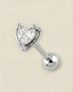 Gümüş renkli 316L cerrahi çelik minimal kalp zirkon taşlı tragus piercing tasarımı.