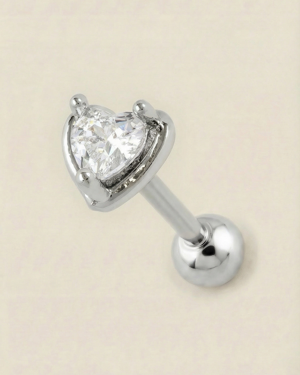 Gümüş renkli 316L cerrahi çelik minimal kalp zirkon taşlı tragus piercing tasarımı.