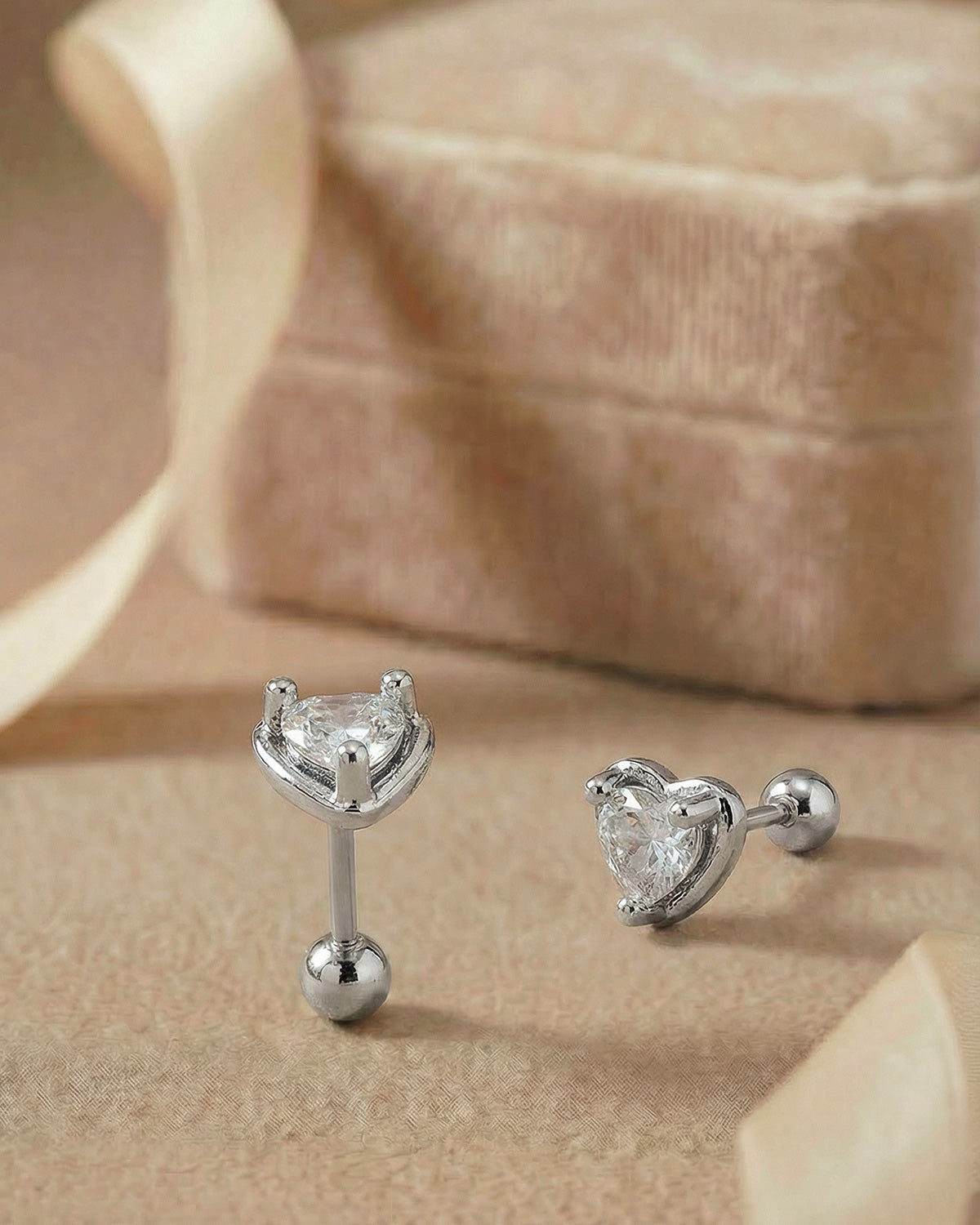 Günlük kullanıma uygun minimal kalp tasarımlı gümüş renkli cerrahi çelik piercing.