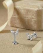 Günlük kullanıma uygun minimal kelebek gümüş renkli cerrahi çelik piercing.