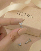 Minimal kelebek formlu gümüş renkli flatback piercingin elde gerçek boyutu.