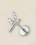 Gümüş renkli 316L cerrahi çelik minimal yaprak formlu flatback piercing tasarımı.