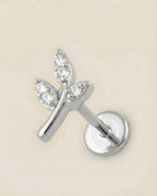Gümüş renkli 316L cerrahi çelik minimal yaprak formlu flatback piercing tasarımı.