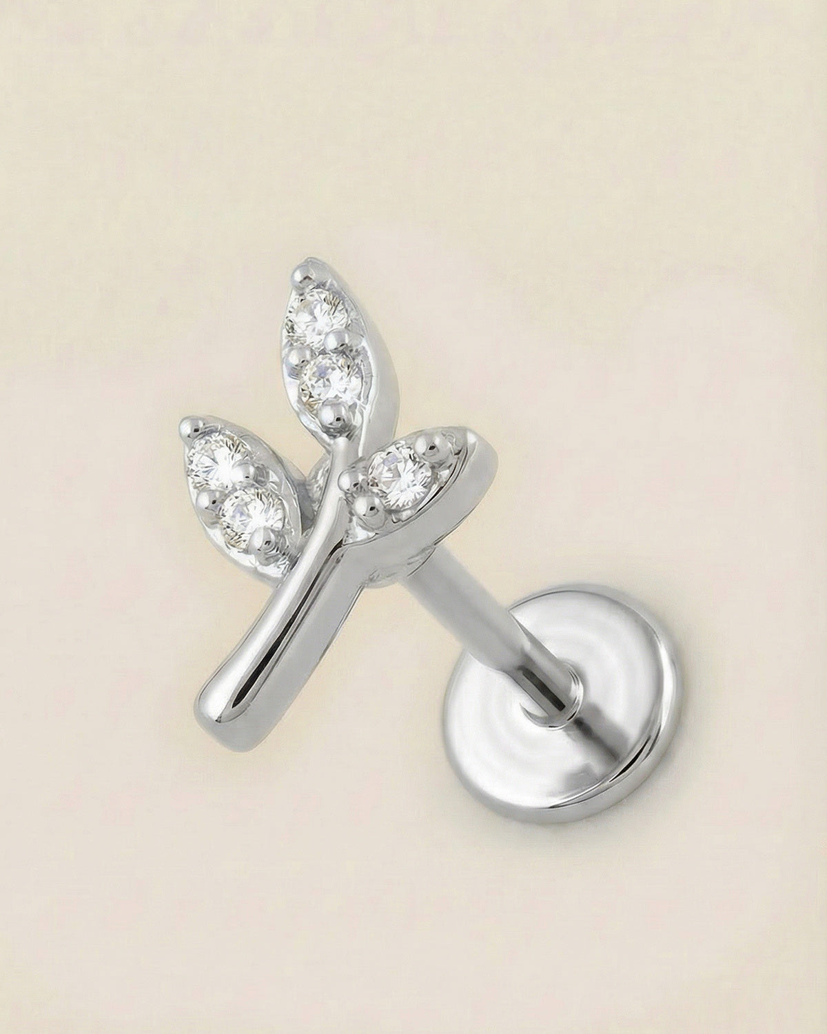 Gümüş renkli 316L cerrahi çelik minimal yaprak formlu flatback piercing tasarımı.