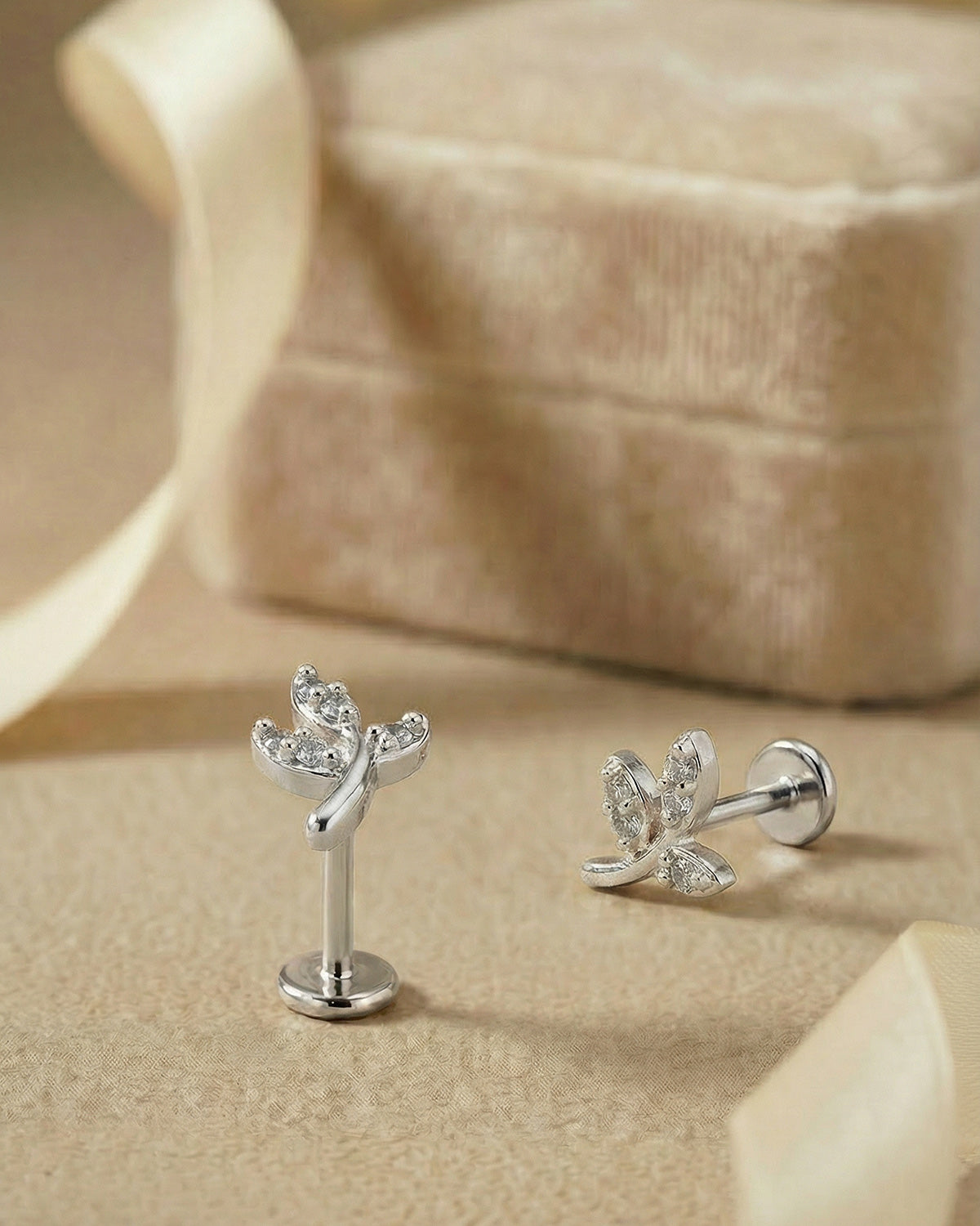 Sade ve zarif minimal yaprak figürlü gümüş renkli cerrahi çelik piercing.