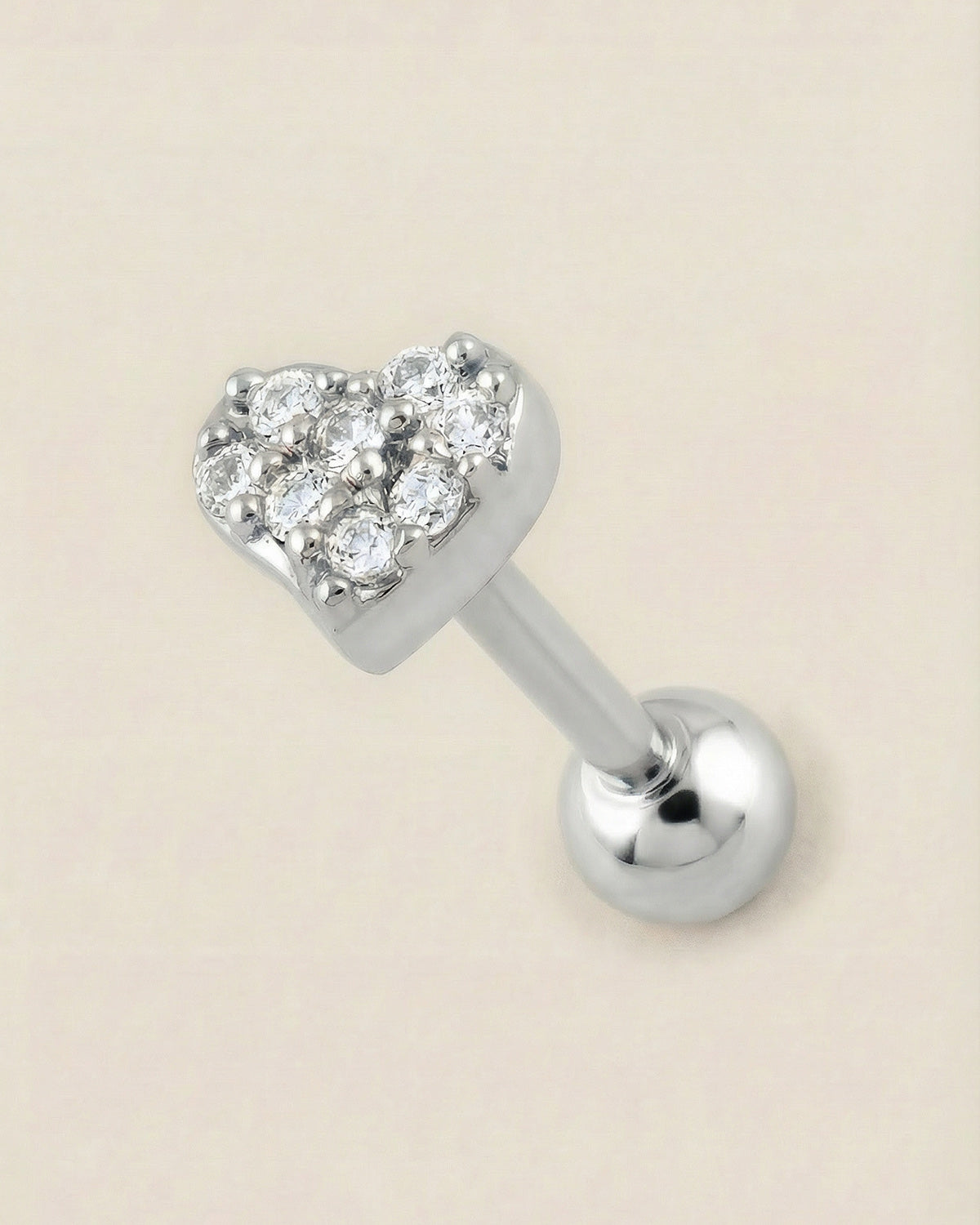 Gümüş renkli 316L cerrahi çelik pave zirkon taşlı kalp tragus piercing tasarımı.