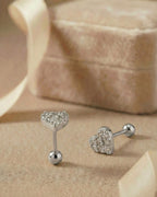 Romantik tasarımlı ışıltılı kalp detaylı gümüş renkli cerrahi çelik piercing koleksiyonu.