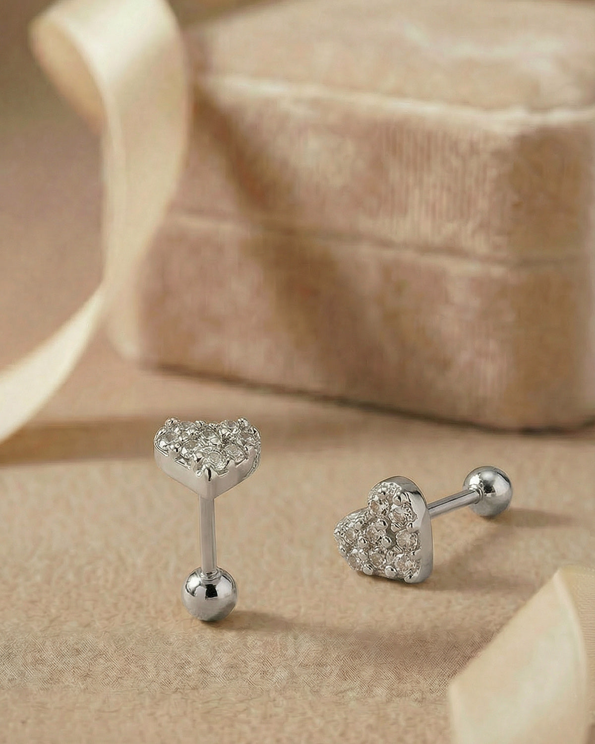 Romantik tasarımlı ışıltılı kalp detaylı gümüş renkli cerrahi çelik piercing koleksiyonu.