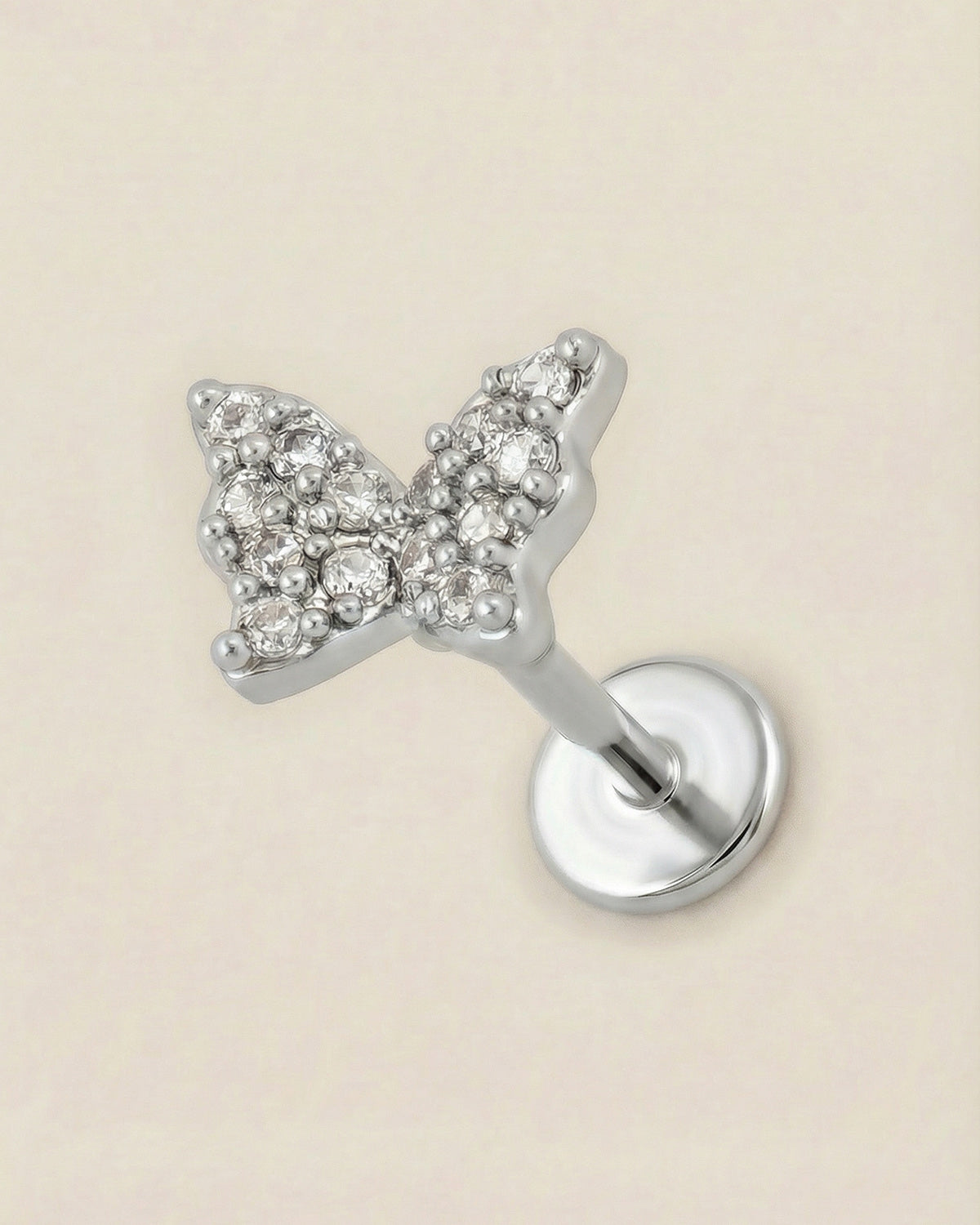 Gümüş renkli 316L cerrahi çelik pave zirkon taşlı kelebek flatback piercing.