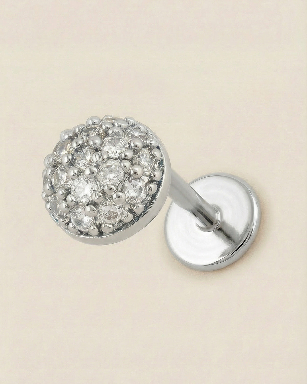 Gümüş renkli 316L cerrahi çelik pave zirkon taşlı yarım küre flatback piercing.