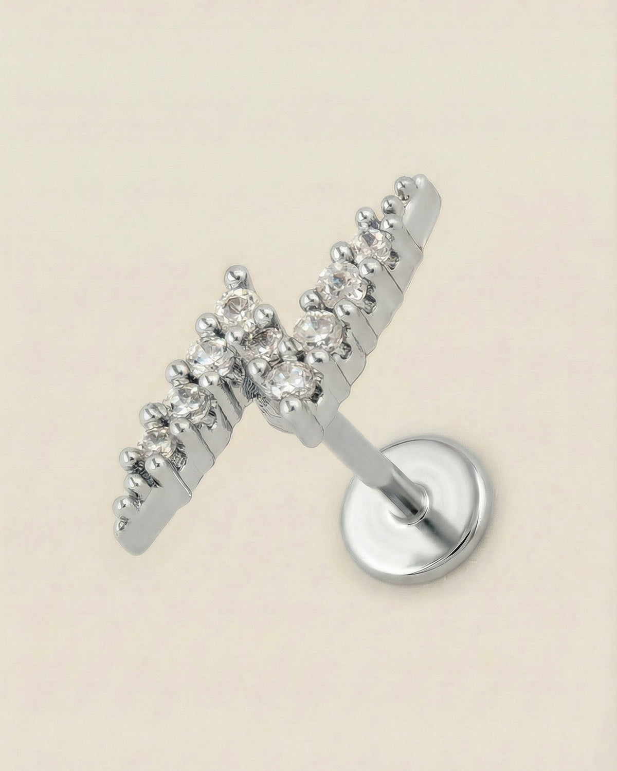 Gümüş renkli 316L cerrahi çelik şimşek formlu flatback piercing tasarımı.