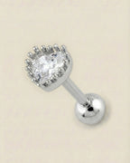 Gümüş renkli 316L cerrahi çelik taç detaylı kalp tragus piercing tasarımı.