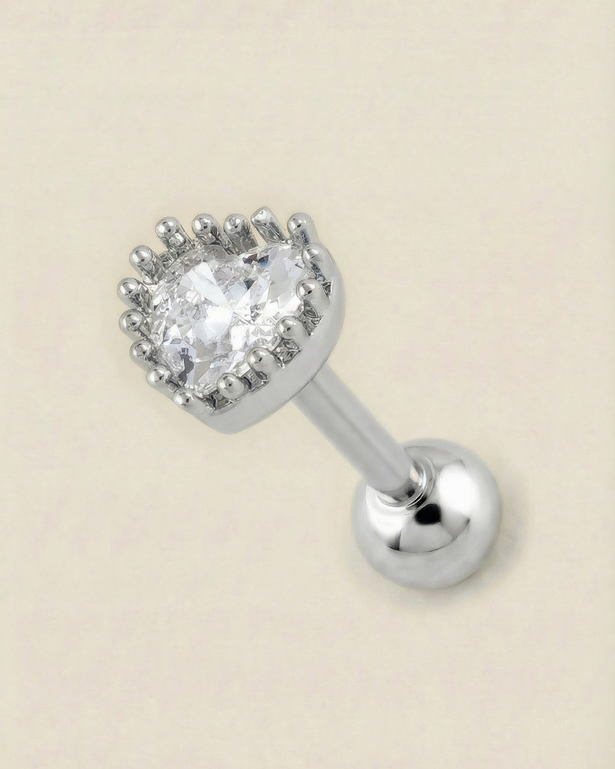 Gümüş renkli 316L cerrahi çelik taç detaylı kalp tragus piercing tasarımı.