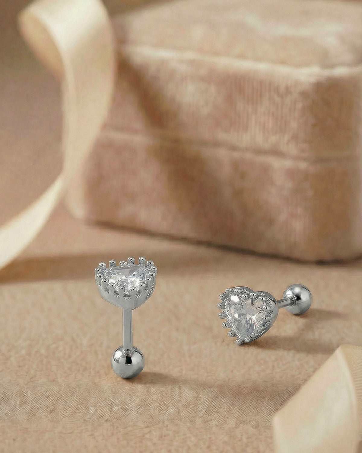 Gösterişli taç ve kalp figürlü gümüş renkli cerrahi çelik piercing koleksiyonu.