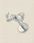 Gümüş renkli 316L cerrahi çelik üçgen kesim zirkon taşlı kurdele flatback piercing.